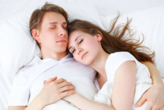 男人跟心爱的女人第一次后会怎样？男人在不在乎女人的第一次？