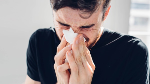大雾弥漫注意鼻炎预防   中医按摩
