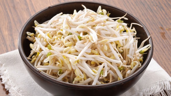 泡豆生豆芽制造冬日生机