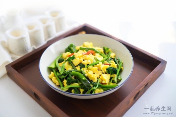 减肥食谱一周瘦10斤：鸡蛋黄瓜