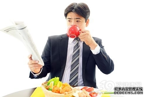 青年 男 早餐 西装 上班 杯子 西红柿 香肠 蔬菜 报纸_26998650_xxl